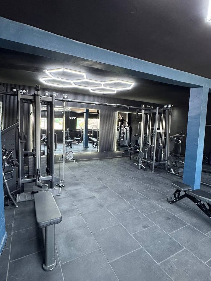 Espejo de pared para cuidar la técnica — Power Fit Gym