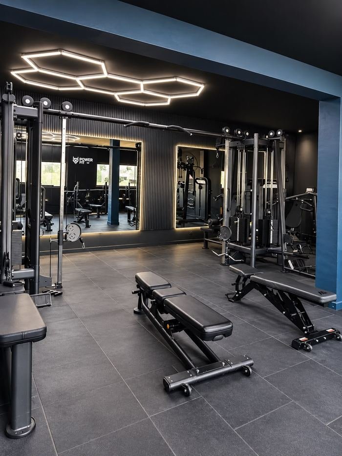 La luz del techo, que es medio nuestra firma — Power Fit Gym